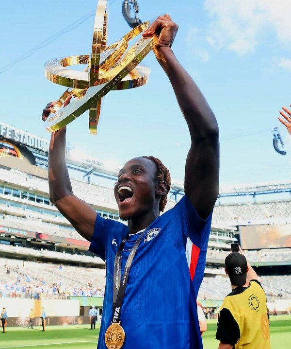 旺发速配 记者：那不勒斯有意查洛巴，但切尔西尚未进行表态