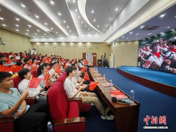 扬帆配资 暨南大学港澳台侨学生收看九三阅兵直播：满怀激动与自豪