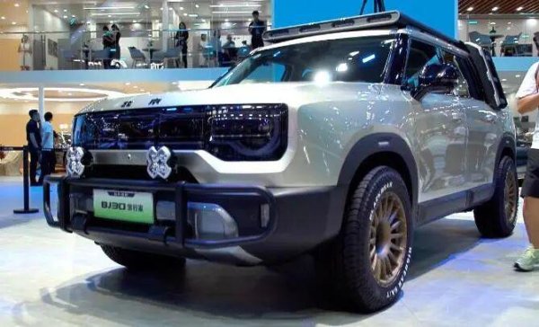 永华配资 【成都车展】“C位”方盒子！ 10万级BJ30旅行家省油大空间